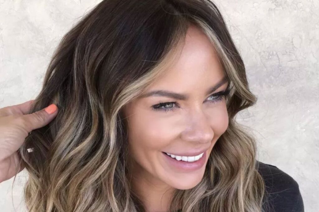 Shoulder-Length Waves with Subtle Highlights